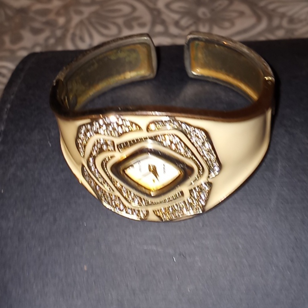 Females Watch